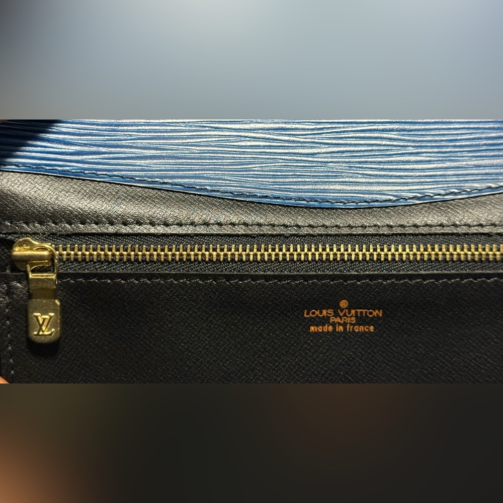 Louis Vuitton Montaigne 23 Clutch Toledo Blue Epi Leather - Picture 11 of 14